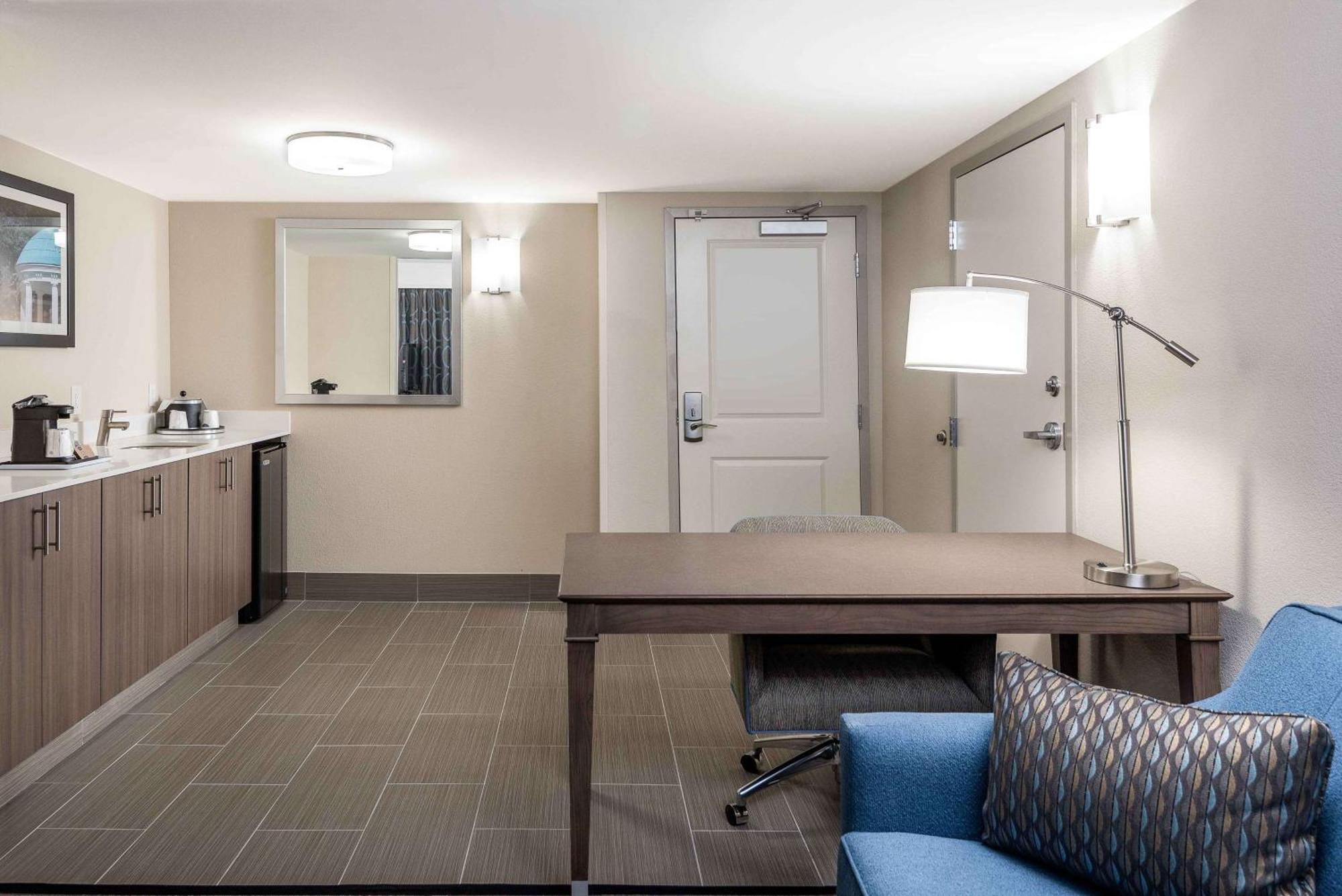 Hampton Inn & Suites Chapel Hill/Durham Exterior photo