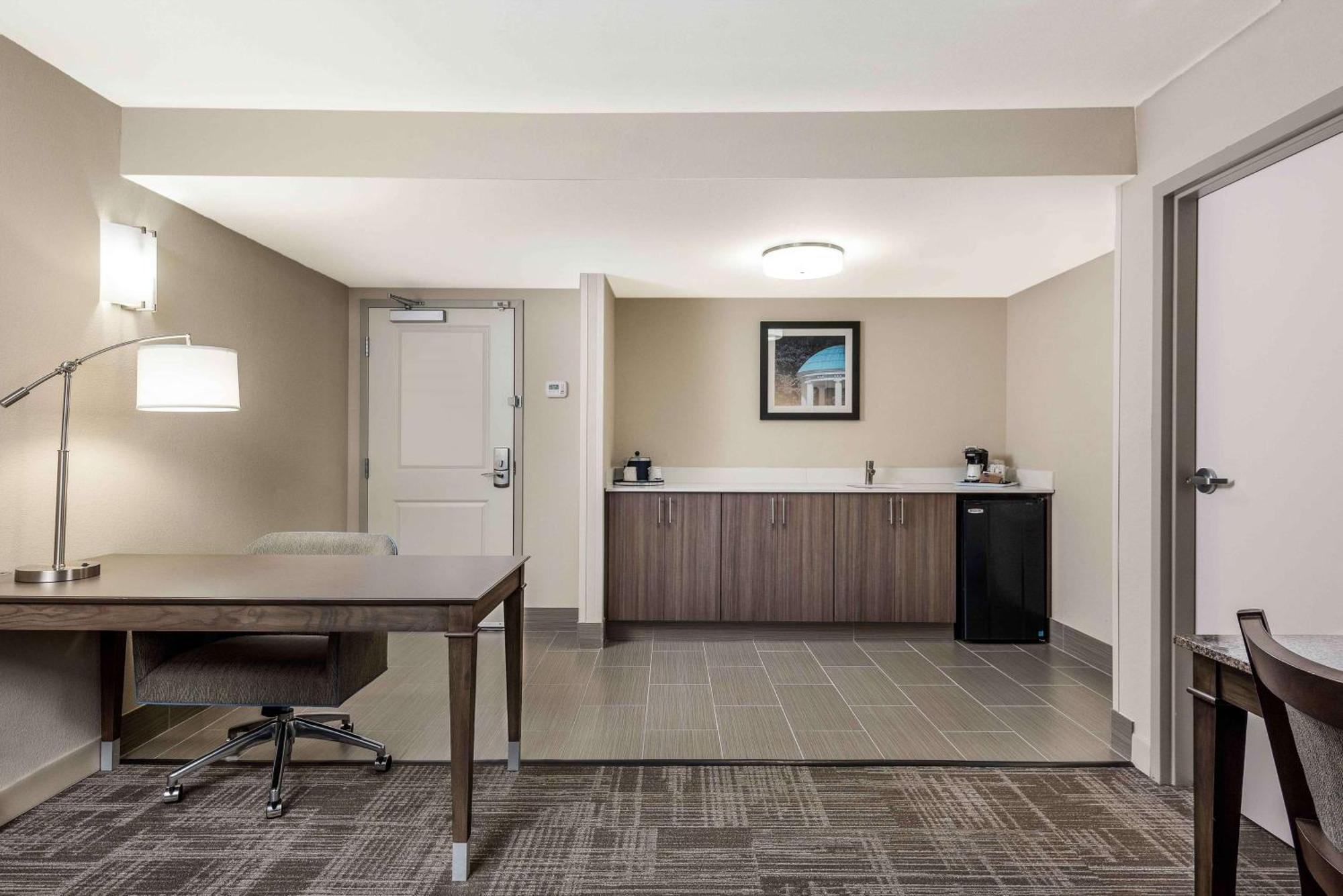 Hampton Inn & Suites Chapel Hill/Durham Exterior photo